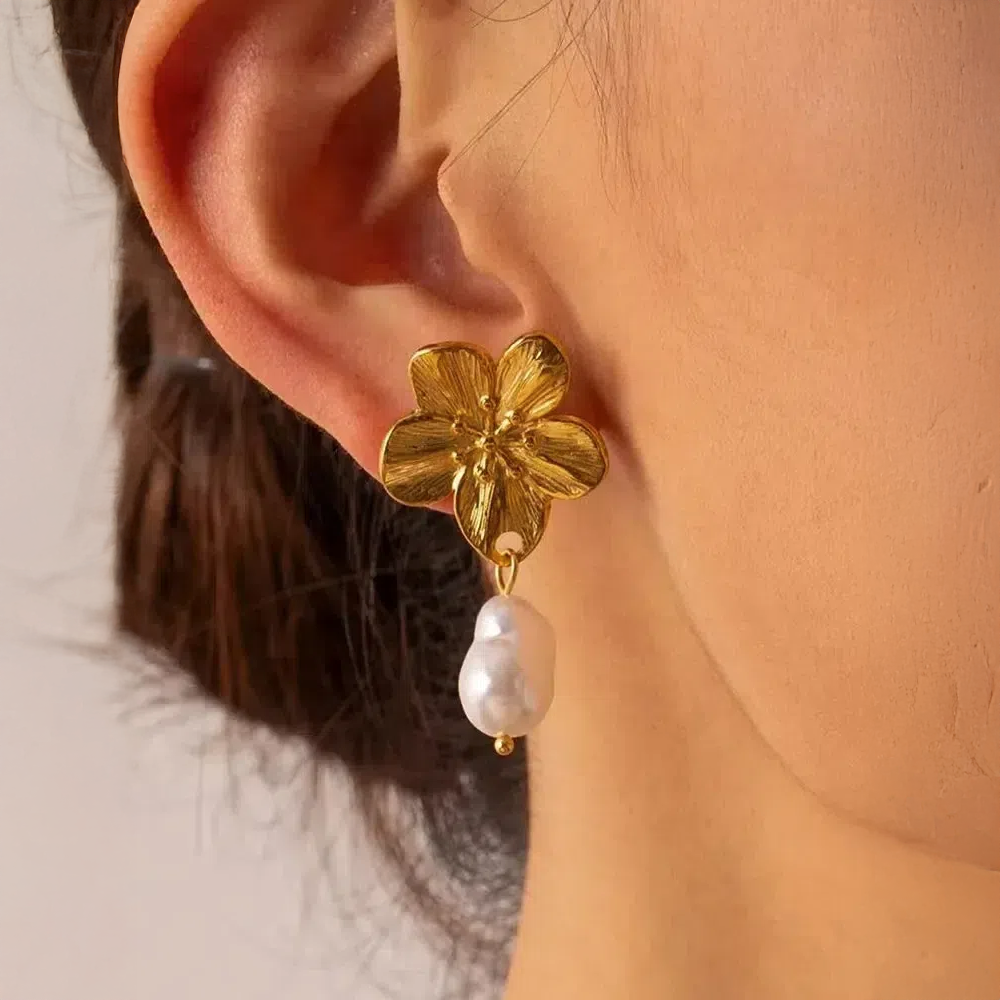 Haléa | Pendientes con flores y perlas delicadas