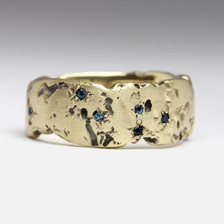 Anillo de cristal azul incrustado, forjado en oro antiguo | Oro