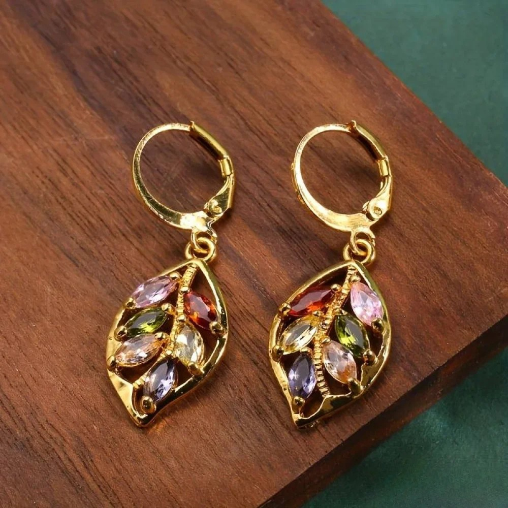 SYLVANA | PENDIENTES VINTAGE DE HOJA DORADA CON CIRCONITAS COLORIDAS