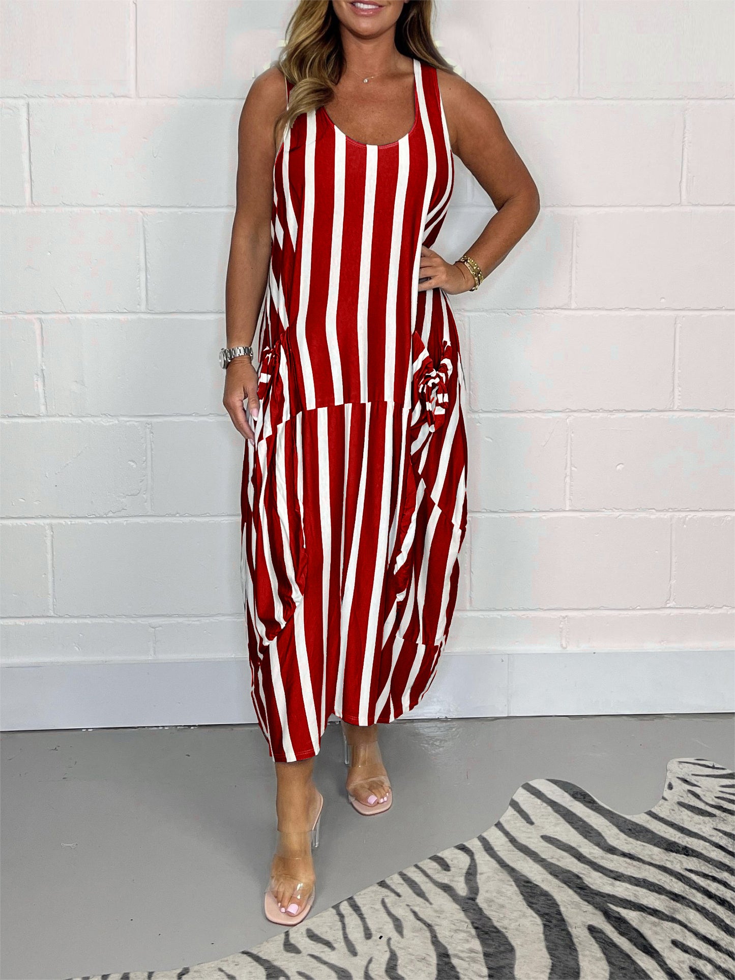 Gestreiftes Oversize-Kleid mit Krawatten- und Taschen-Design