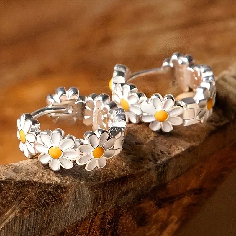 Elegantes pendientes de aro con margaritas | Oro blanco