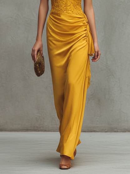 Vestido longo feminino amarelo de cetim elástico e renda, com alças finas