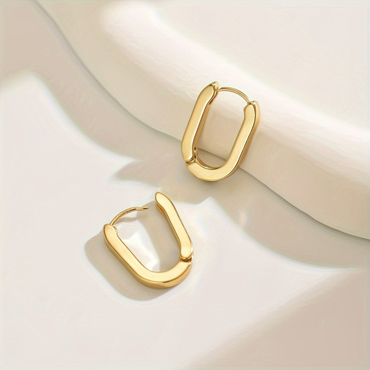 Pendientes de aro dorados geométricos