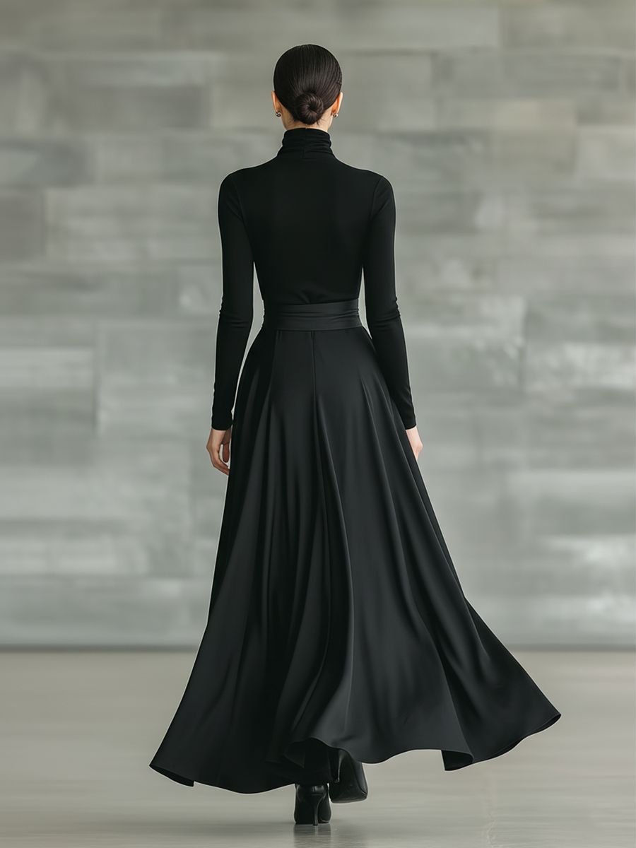 Vestido longo feminino preto, de gola alta, malha de alta elasticidade e tecido acetinado, com saia evasê