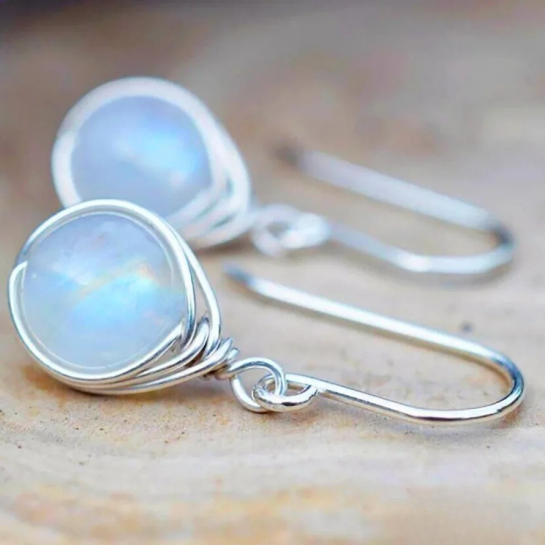 Pendientes atemporales de piedra lunar