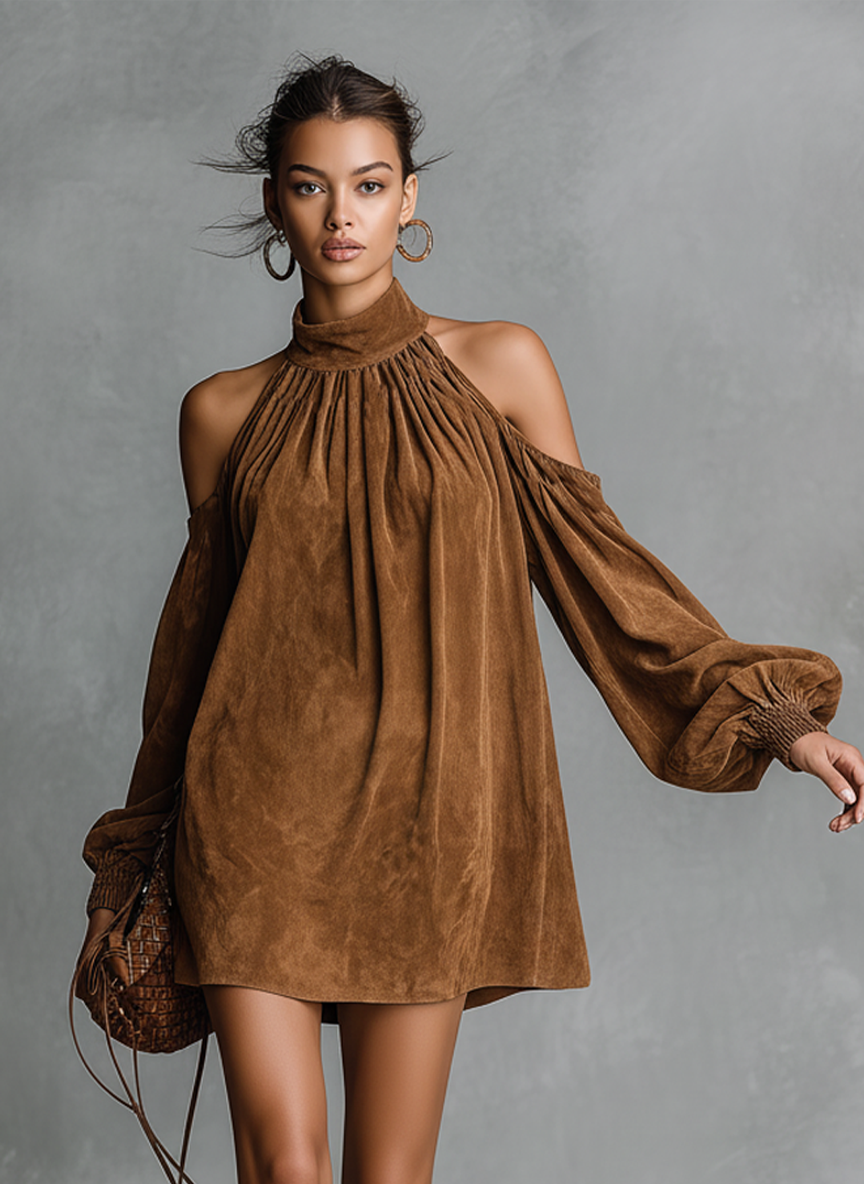 Vestido feminino soltinho de camurça sintética, com gola frente única semidecote, gola alta e mangas lanterna, comprimento curto