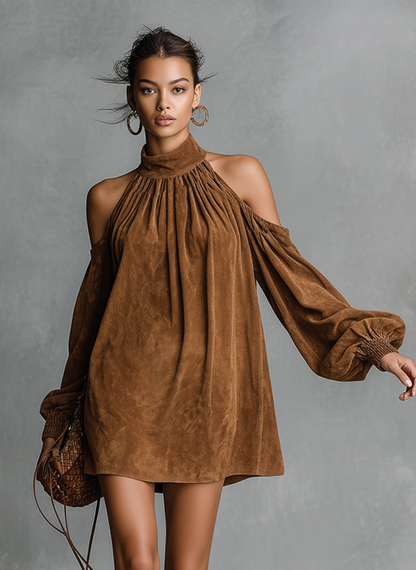 Vestido feminino soltinho de camurça sintética, com gola frente única semidecote, gola alta e mangas lanterna, comprimento curto