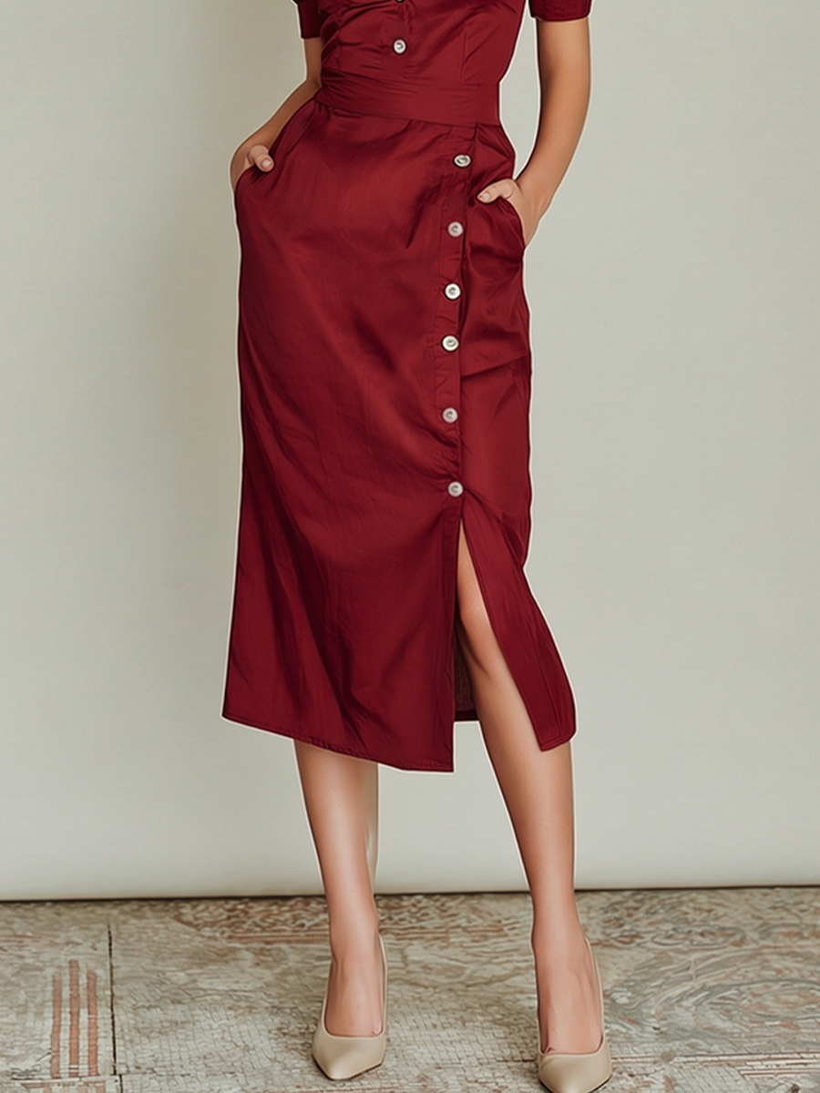 Vestido feminino de cetim vinho com frente abotoada e saia midi com fenda lateral, estilo moderno e elegante para o escritório