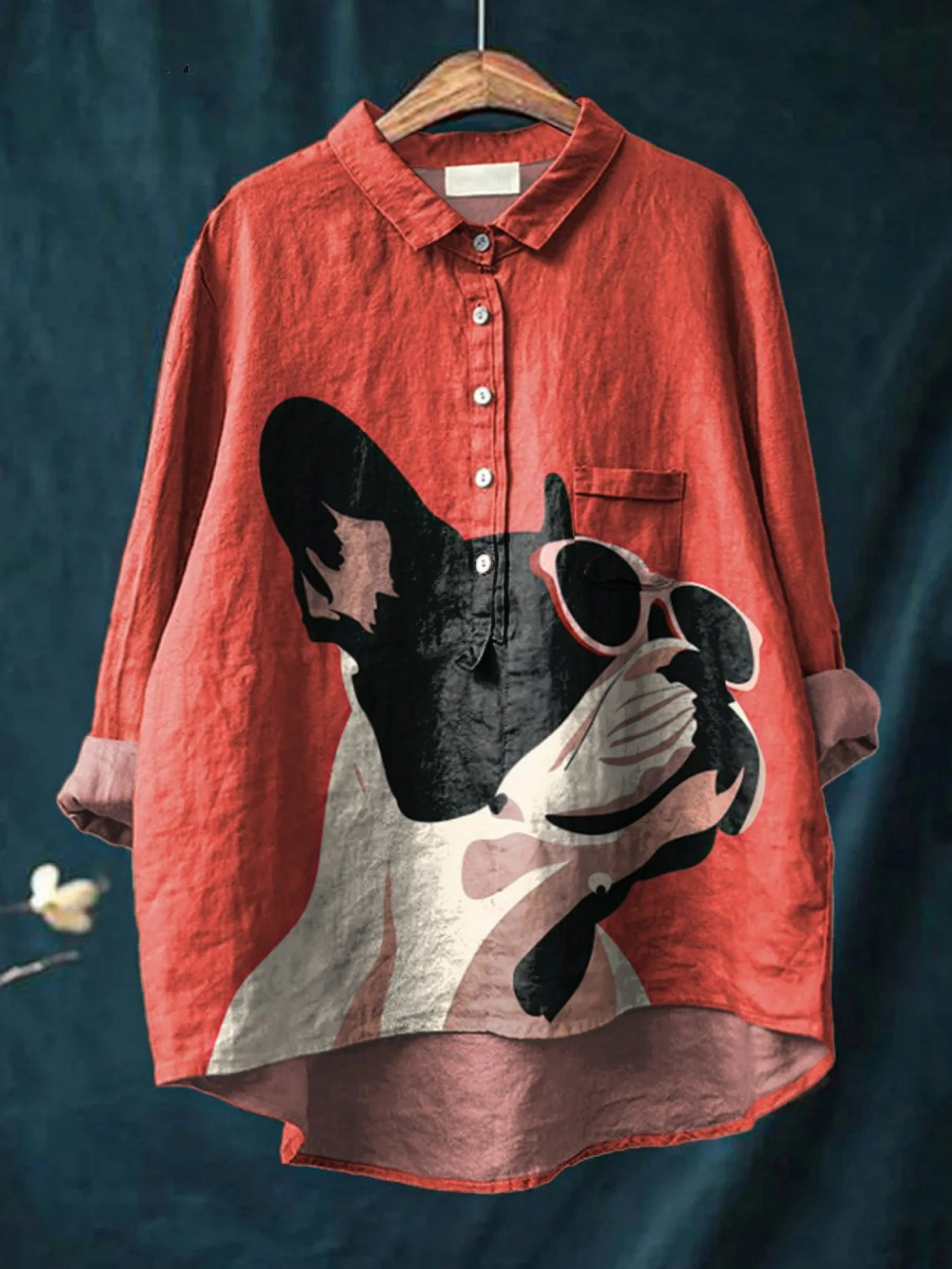 Evie | Camisa casual con patrón decorativo de bulldog francés con gafas de sol sobre fondo rojo