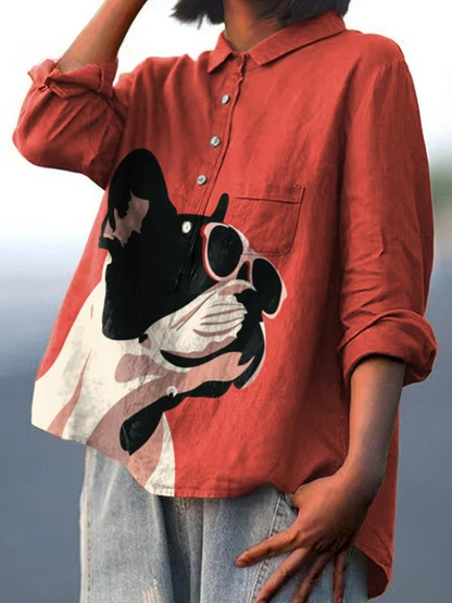 Evie | Camisa casual con patrón decorativo de bulldog francés con gafas de sol sobre fondo rojo