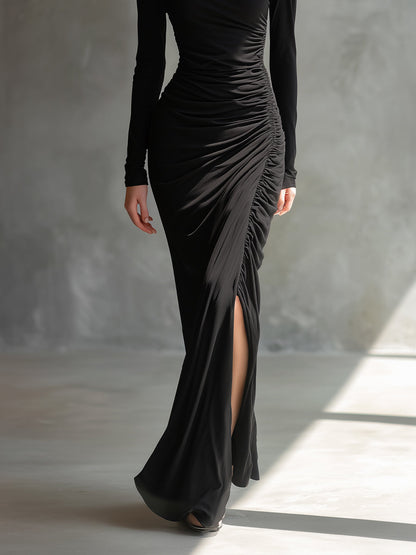 Vestido longo feminino preto elegante de malha, com ombro à mostra, franzido e fenda