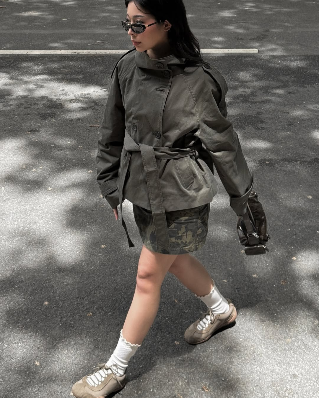 Alzea – Kurz geschnittener Trenchcoat mit Gürtel