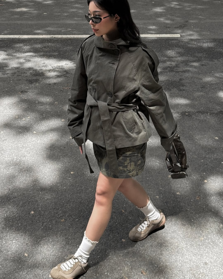 Alzea – Kurz geschnittener Trenchcoat mit Gürtel