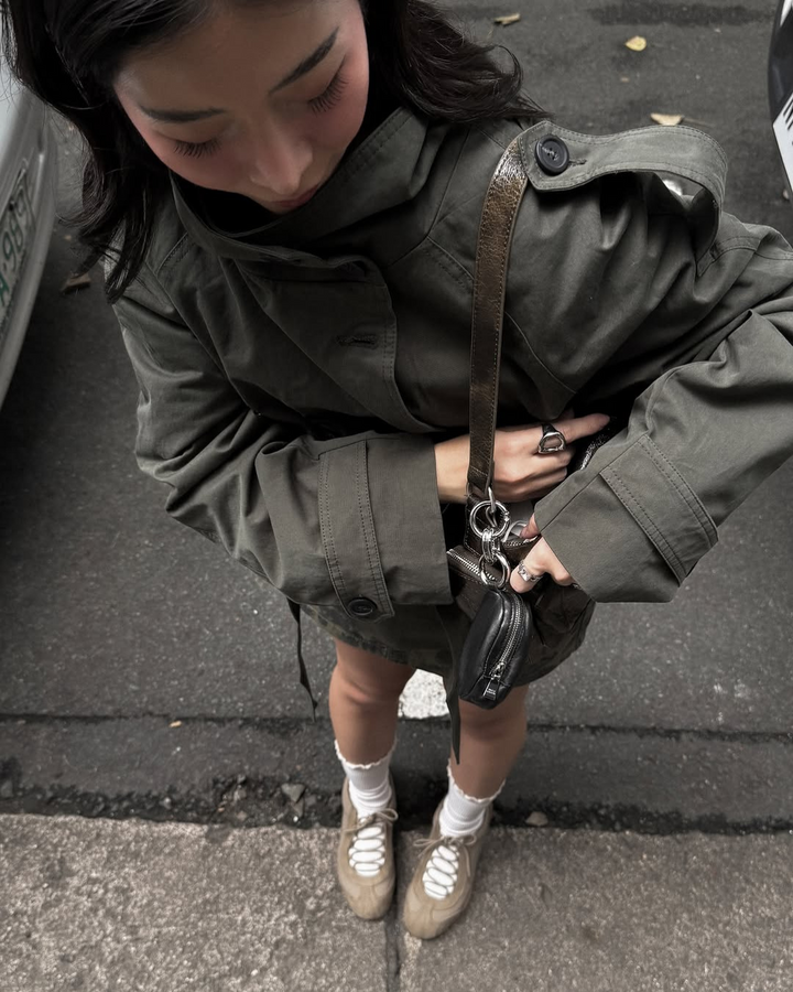 Alzea – Kurz geschnittener Trenchcoat mit Gürtel