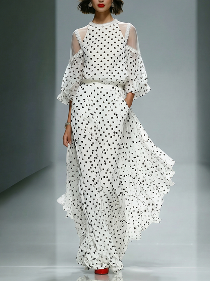 Weißes Damen-Chiffonkleid mit Polka-Dots, transparenten Puffärmeln mit Cut-outs an den Schultern und zeitlos-elegantem Retro-Stil