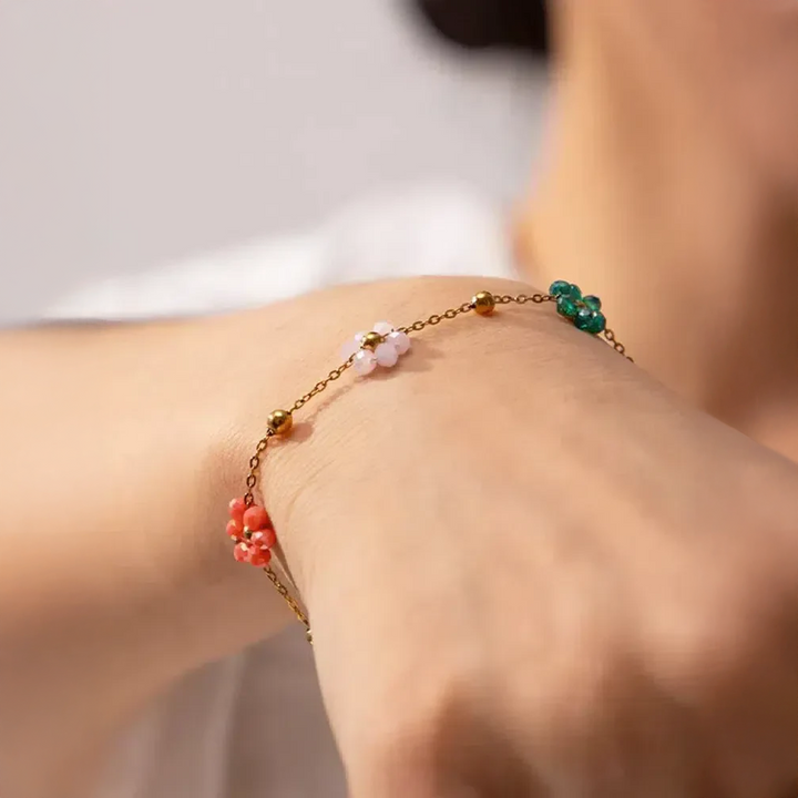 Floréna | Pulsera con dijes de flores artesanales