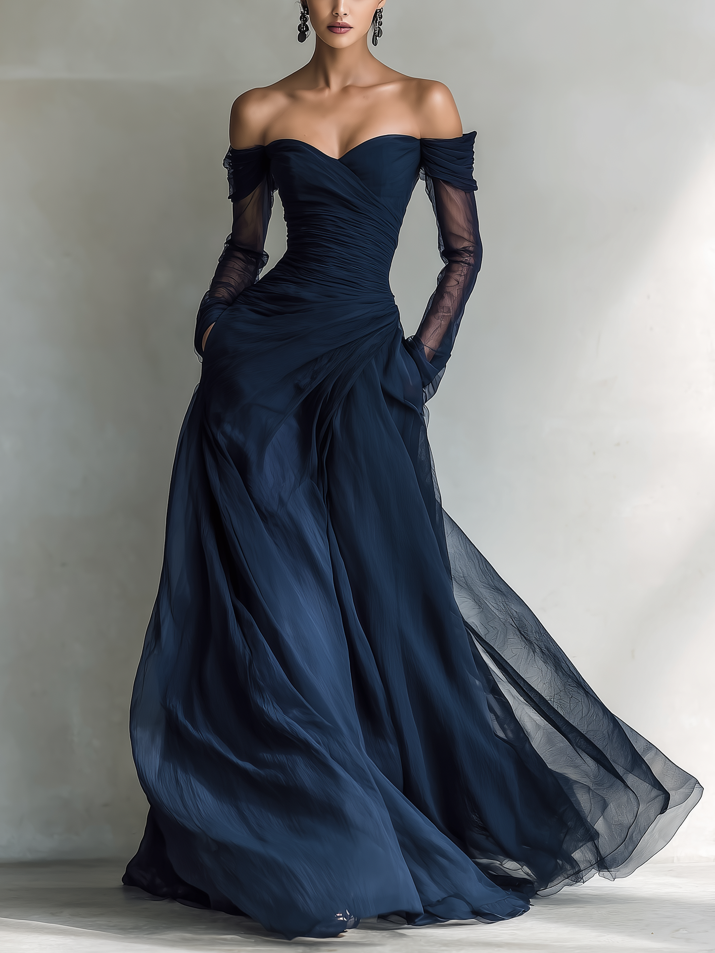 Elegant mørkeblå chiffon- og organzakjole til kvinder med bare skuldre, lange ærmer og figursyet maxilængde