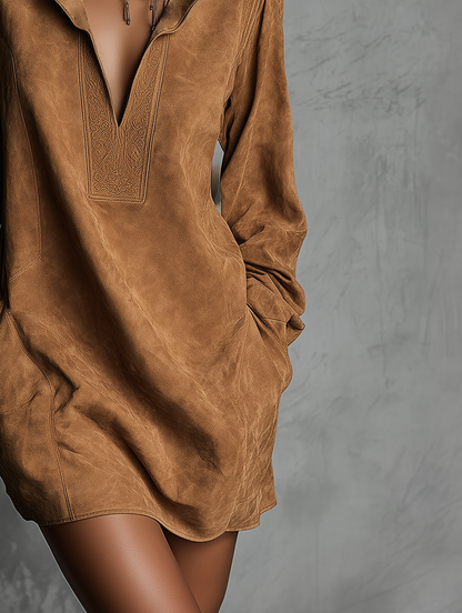 Vestido casual feminino de camurça com decote em V, estampa em relevo e mangas longas