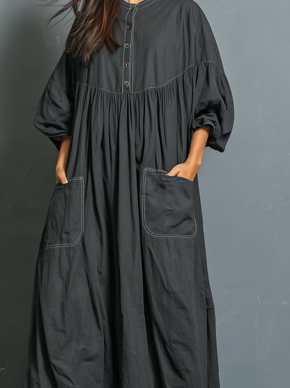 Lässiges langes Damenkleid in Dunkelgrau aus Webstoff mit Rundhalsausschnitt, halblangen Ärmeln und lockerer Passform