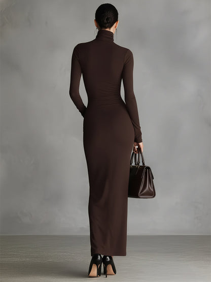 Vestido elegante de cuello alto, corte ajustado y con abertura, de tela elástica marrón para mujer