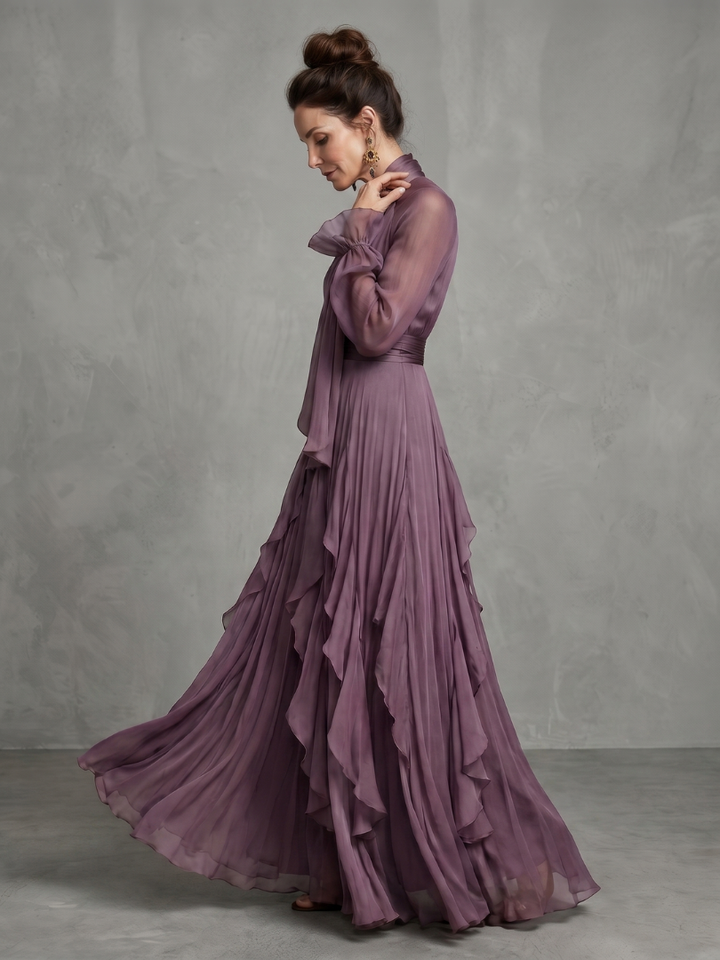 Demetria | Vestido maxi de volantes con cuello atado y capas