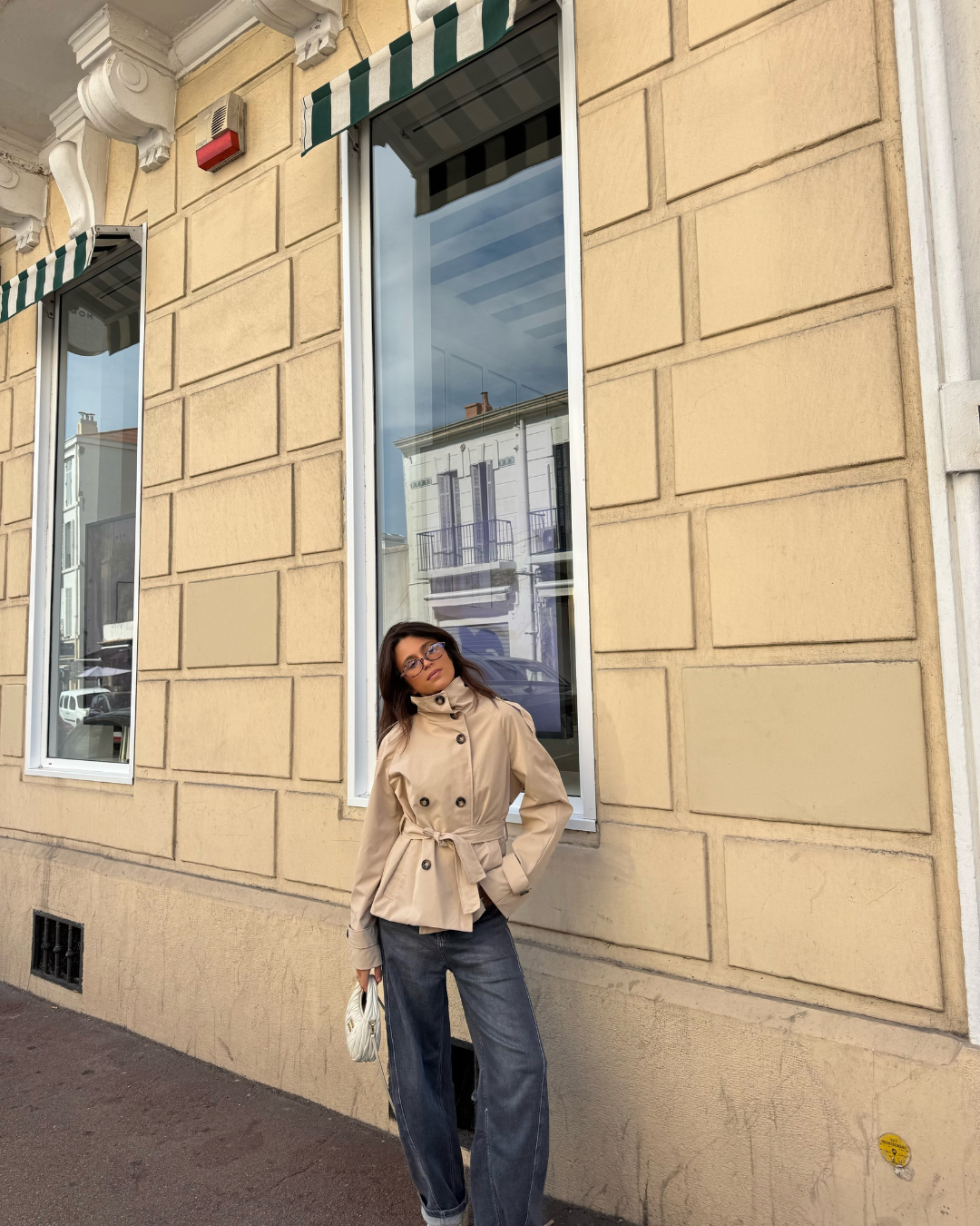 Alzea – Kurz geschnittener Trenchcoat mit Gürtel
