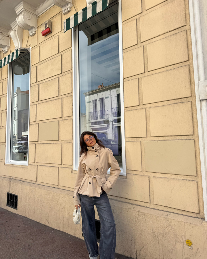 Alzea – Kurz geschnittener Trenchcoat mit Gürtel