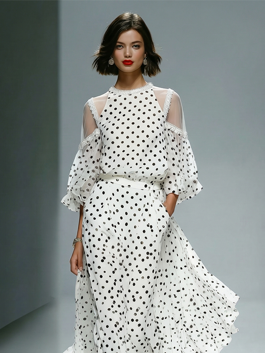 Weißes Damen-Chiffonkleid mit Polka-Dots, transparenten Puffärmeln mit Cut-outs an den Schultern und zeitlos-elegantem Retro-Stil