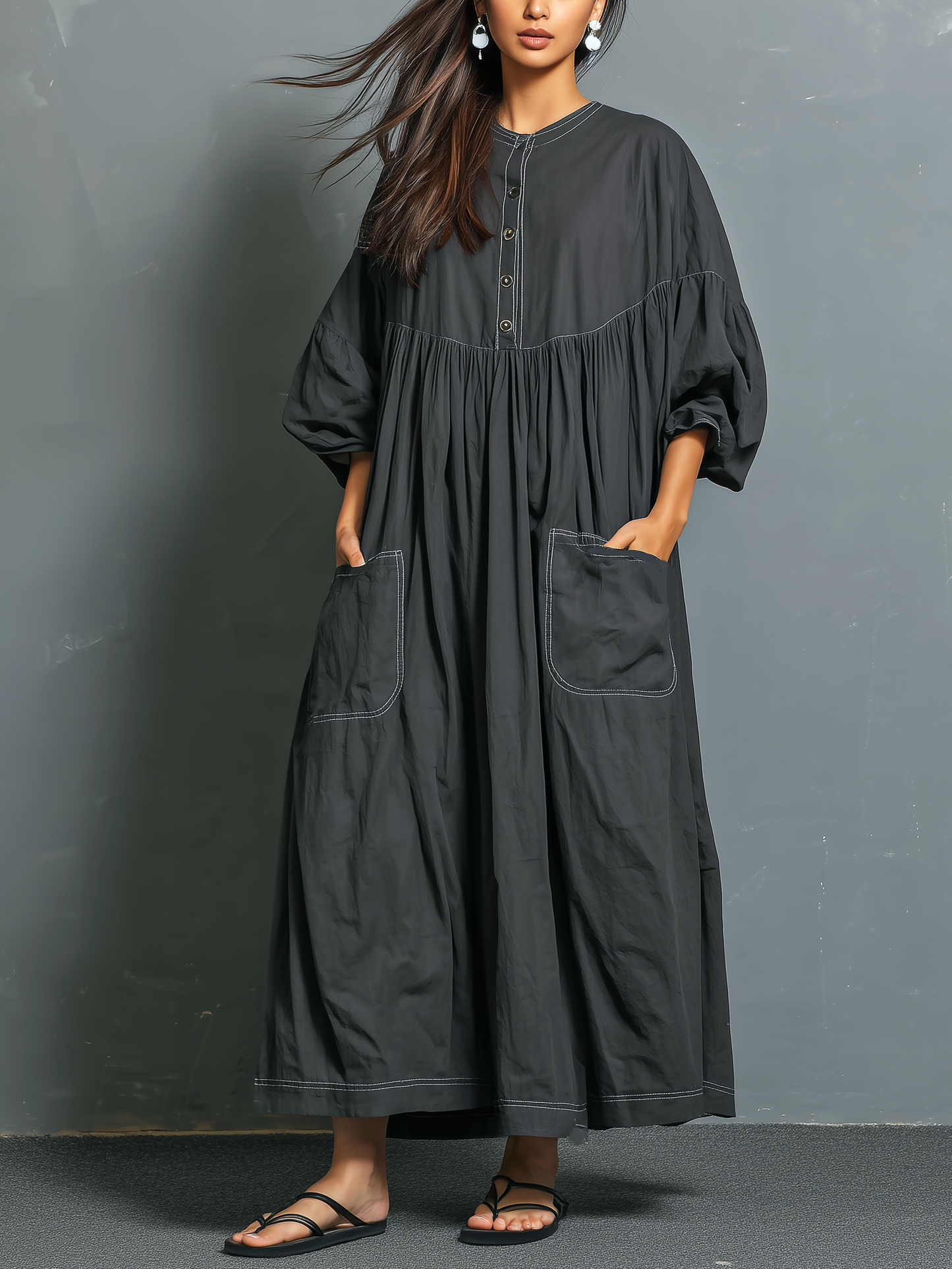 Lässiges langes Damenkleid in Dunkelgrau aus Webstoff mit Rundhalsausschnitt, halblangen Ärmeln und lockerer Passform