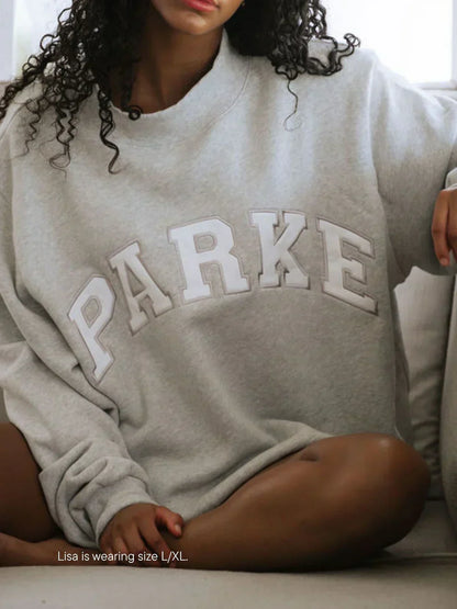 Sudadera extragrande Varsity gris con letras blancas