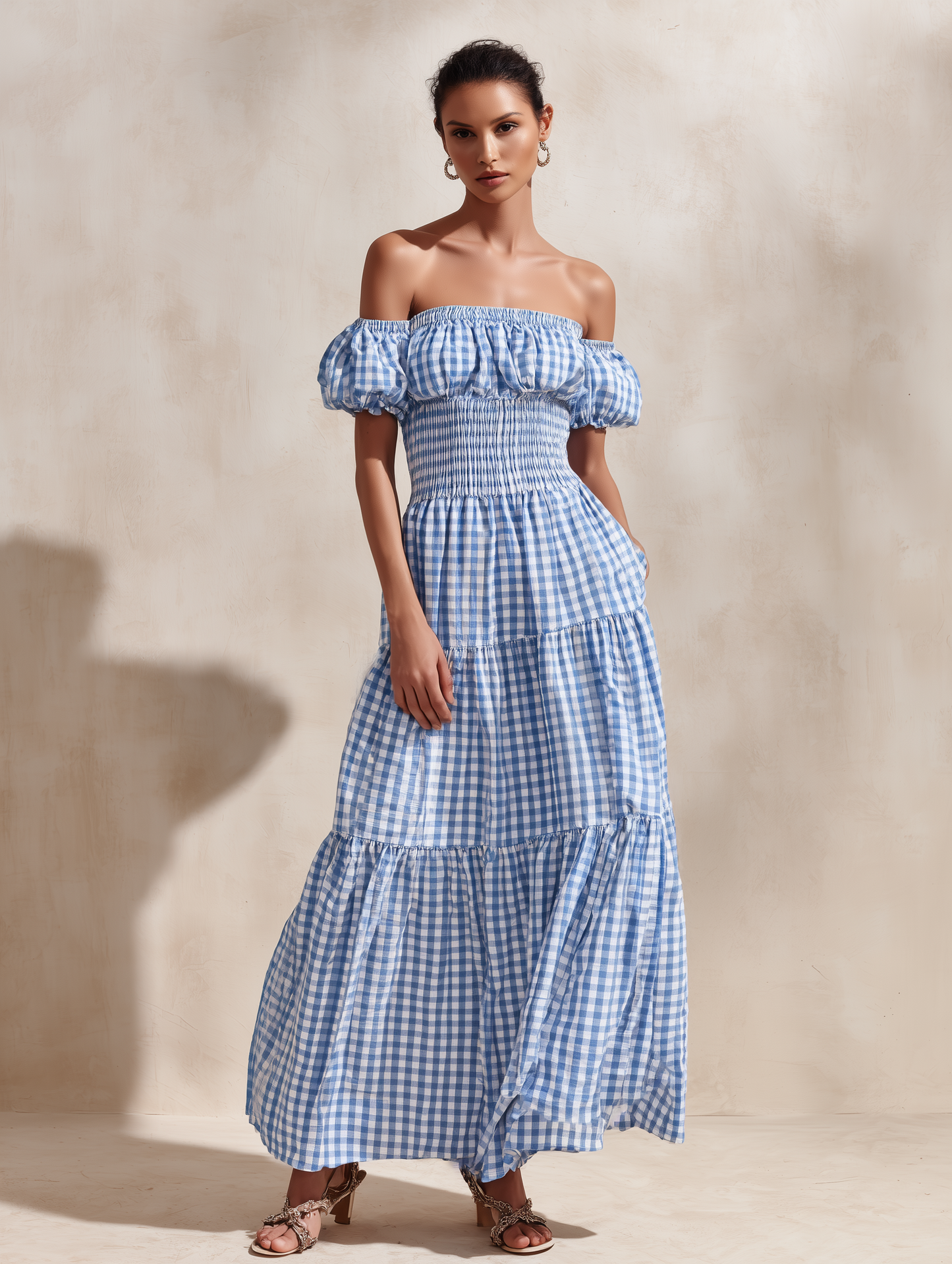 Blaues Damen-Maxikleid mit Gingham-Muster, Carmen-Ausschnitt, Puffärmeln und gestuftem Rock