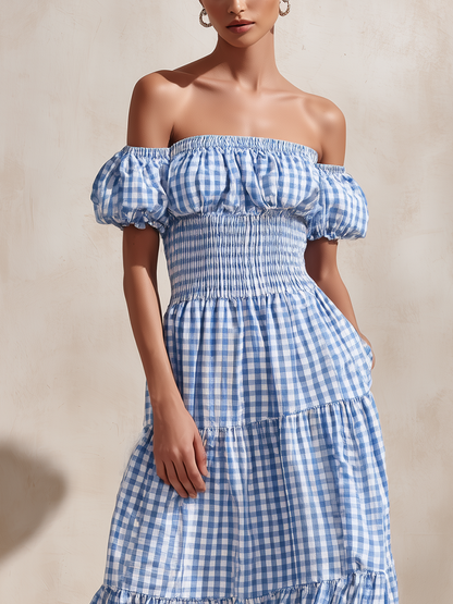 Blaues Damen-Maxikleid mit Gingham-Muster, Carmen-Ausschnitt, Puffärmeln und gestuftem Rock