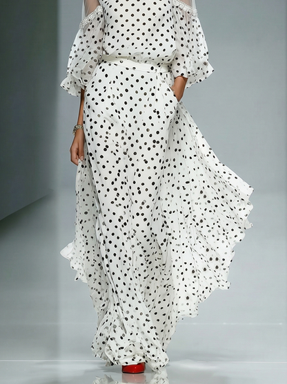 Weißes Damen-Chiffonkleid mit Polka-Dots, transparenten Puffärmeln mit Cut-outs an den Schultern und zeitlos-elegantem Retro-Stil