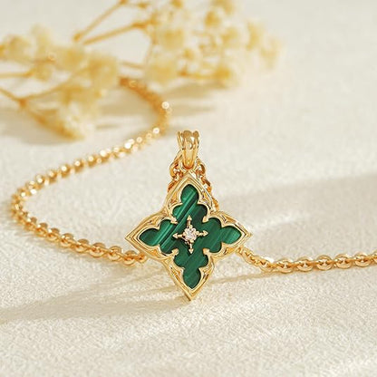 Colar com pingente de trevo esmeralda | Dourado