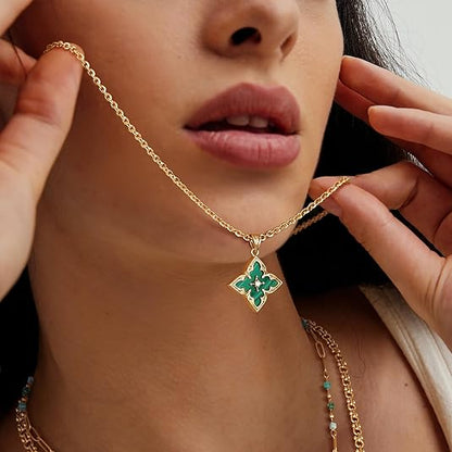 Colar com pingente de trevo esmeralda | Dourado
