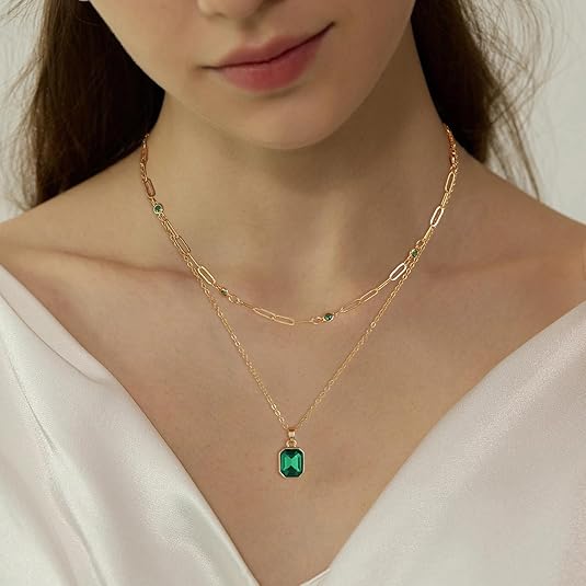 Colar com pingente de trevo esmeralda | Dourado