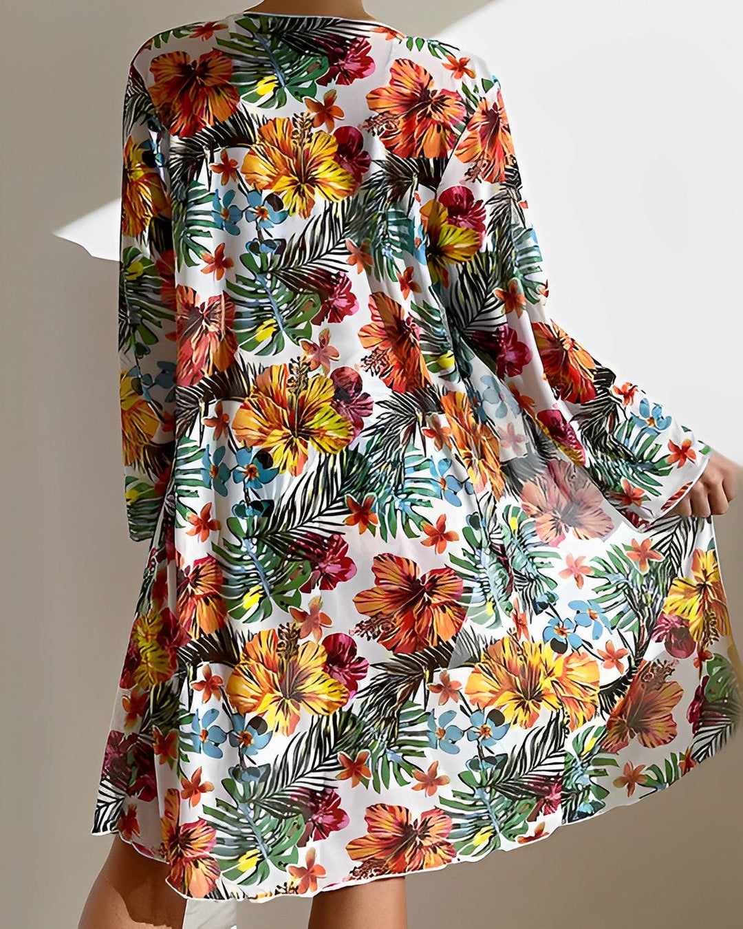 Flora | Conjunto de Biquíni Estampa Tropical com Saída de Praia