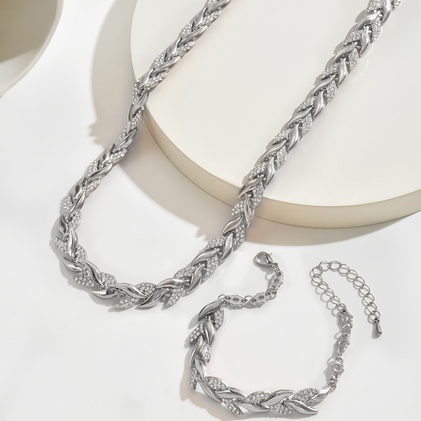 Conjunto elegante de cola de pez con pedrería + pendientes gratis