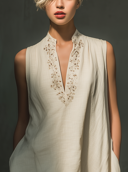 Vestido mini feminino bege de linho, modelo reto e amplo, com decote V bordado