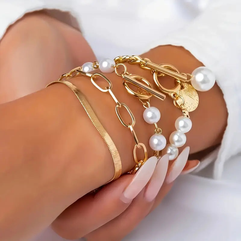 Conjunto chique de 4 pulseiras douradas – cobra, pérolas e elos | Dourado