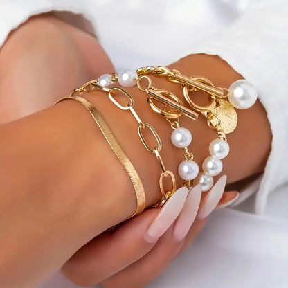 Conjunto chique de 4 pulseiras douradas – cobra, pérolas e elos | Dourado