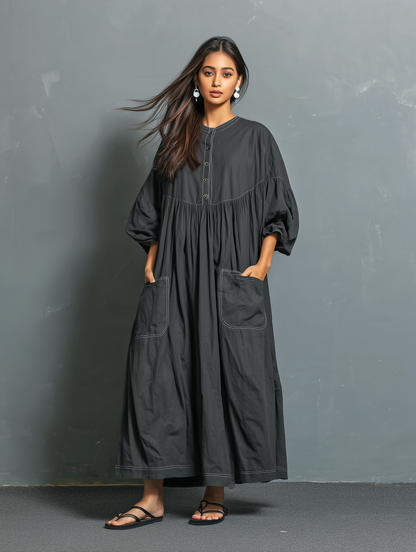 Lässiges langes Damenkleid in Dunkelgrau aus Webstoff mit Rundhalsausschnitt, halblangen Ärmeln und lockerer Passform