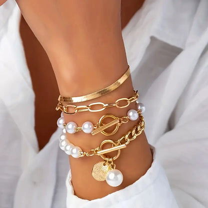 Conjunto chique de 4 pulseiras douradas – cobra, pérolas e elos | Dourado