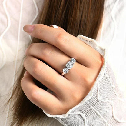 Anillo Clare de triple piedra | Oro blanco