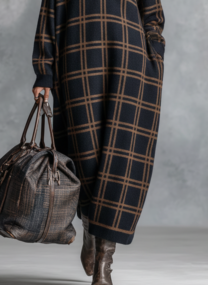 Vestido longo de tricô feminino, soltinho, xadrez e com zíper na gola