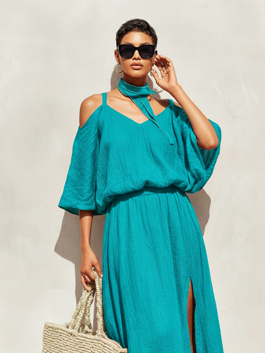 Damekjole i turkis hør med cold-shoulder-ærmer og sideslids, tidløs boho-resortkjole