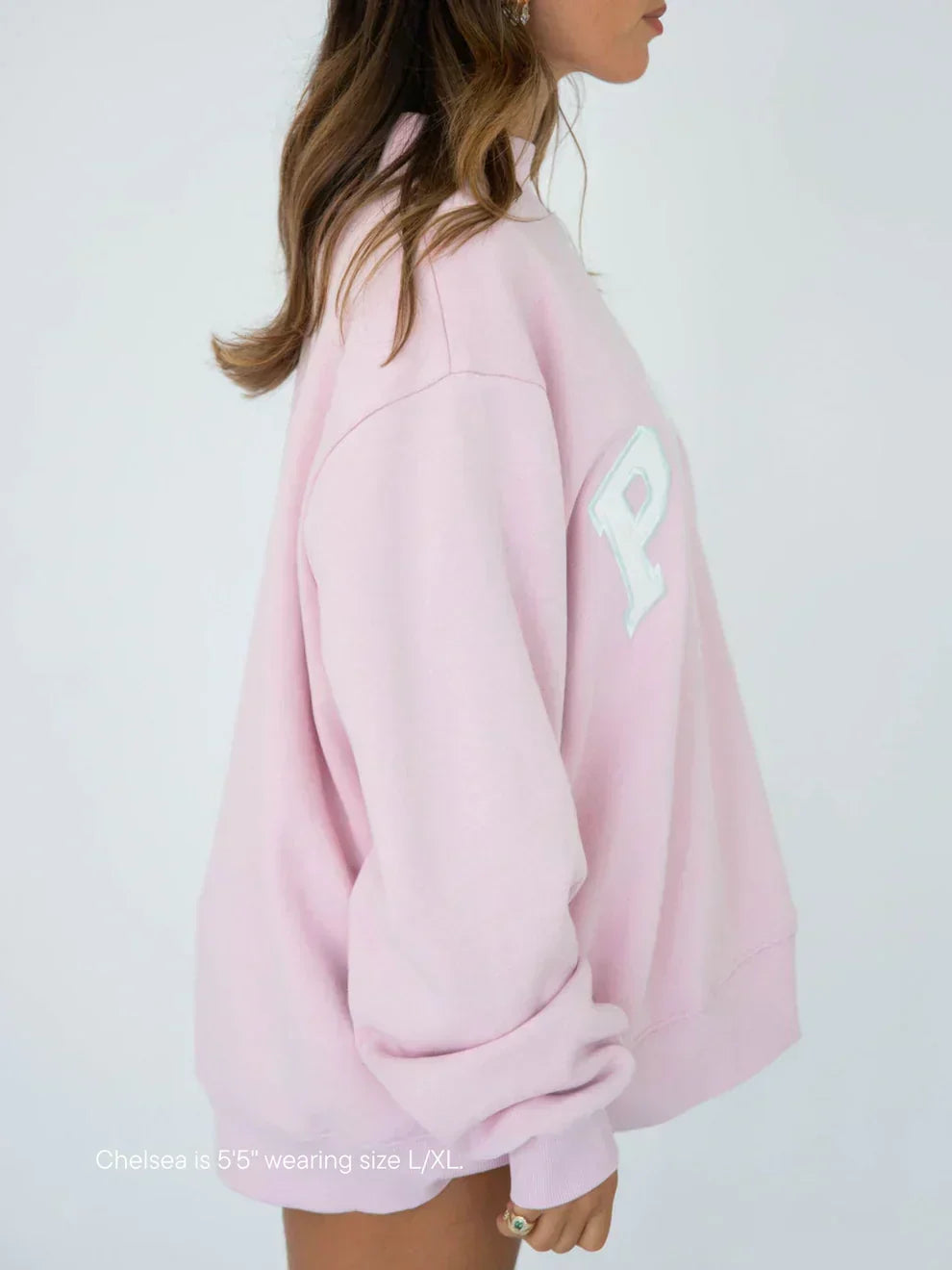 Cuello alto universitario rosa suave con letras blancas