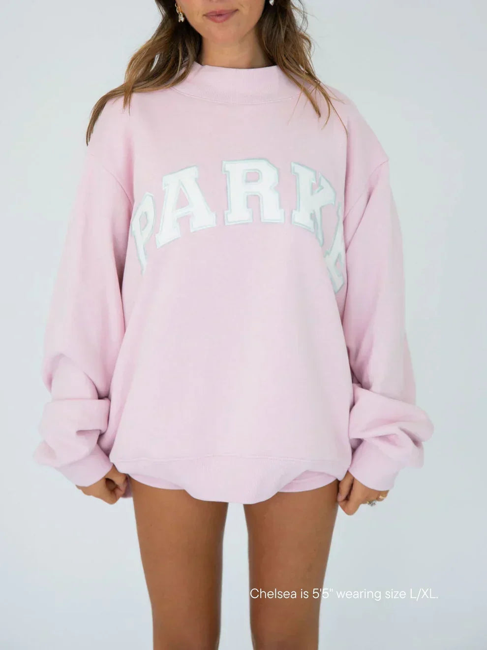 Cuello alto universitario rosa suave con letras blancas