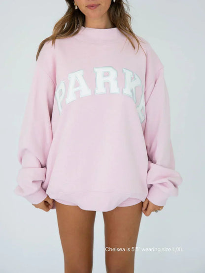 Cuello alto universitario rosa suave con letras blancas