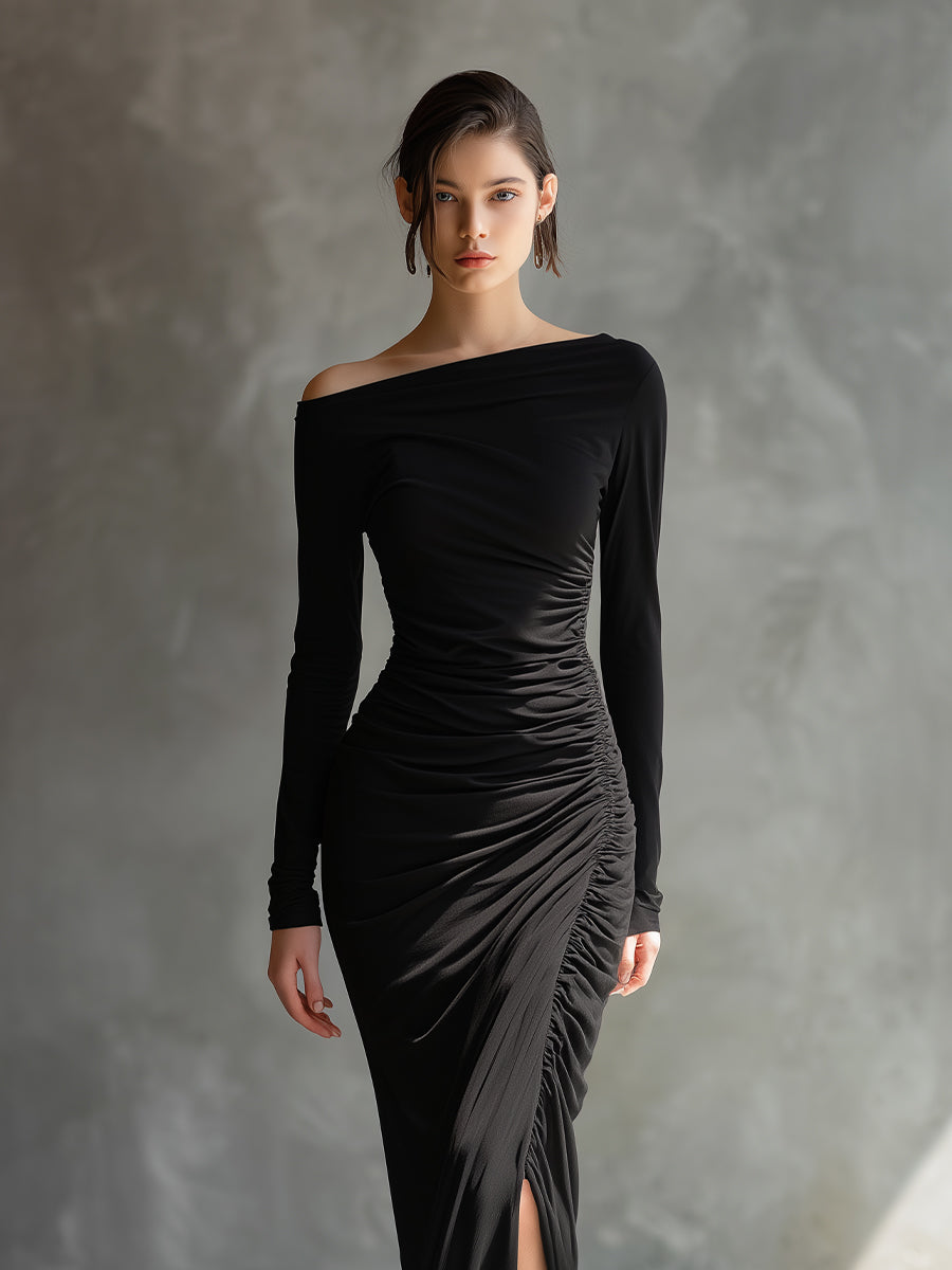 Vestido longo feminino preto elegante de malha, com ombro à mostra, franzido e fenda